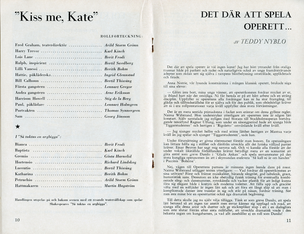 Program för Folkparksteaterns uppsättning av "Kiss me Kate" - 1958. Illustration av en tegelvägg där man ser skuggan av ett par som nästan kysser varandra. Högst upp står det Folkparksteatern och under det titeln. Text i rött och gult. Häftat. Inlaga på 20 sidor som innehåller information om föreställningen och annonser.
Tillstånd vid förvärv: Häftklamrarna har rostat.