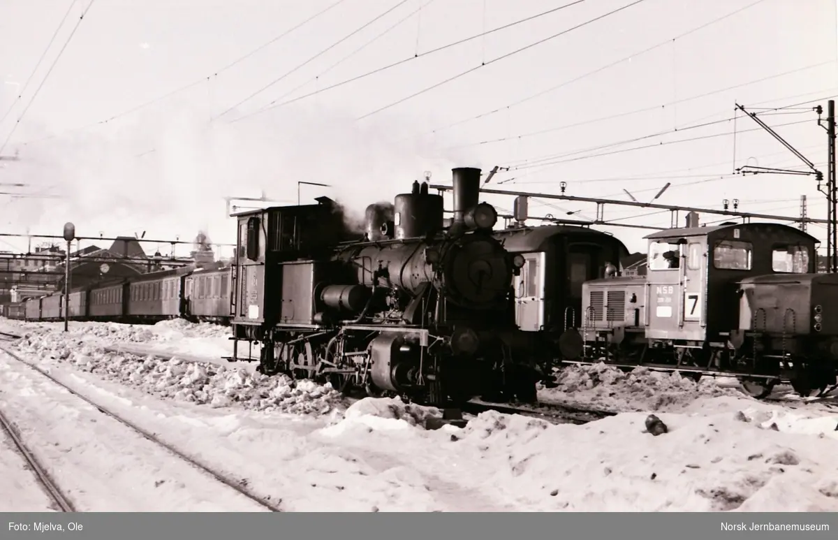 Damplokomotiv 25d 424 i skiftetjeneste på Oslo Østbanestasjon