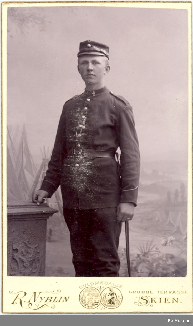 Ung mann, stående, mil. uniform, atelier
Fotograf: R. Nyblin