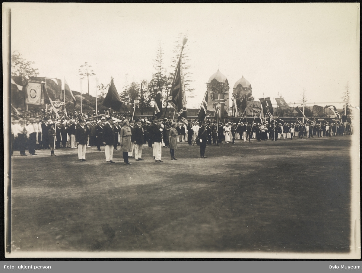 Jubileumsutstillingen 1914, Frogner stadion, oppstilling, faner, flagg, publikum, festrestaurantens tårn