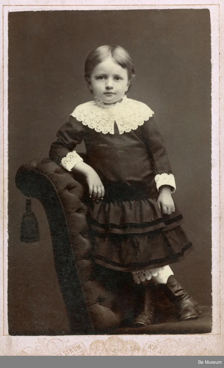 Visittkortfoto av Margrete Haugland, Drangedal som barn