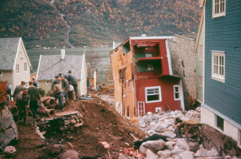 Hus tippa over og øydelagt etter flaum på Egne Hjem i 1962.