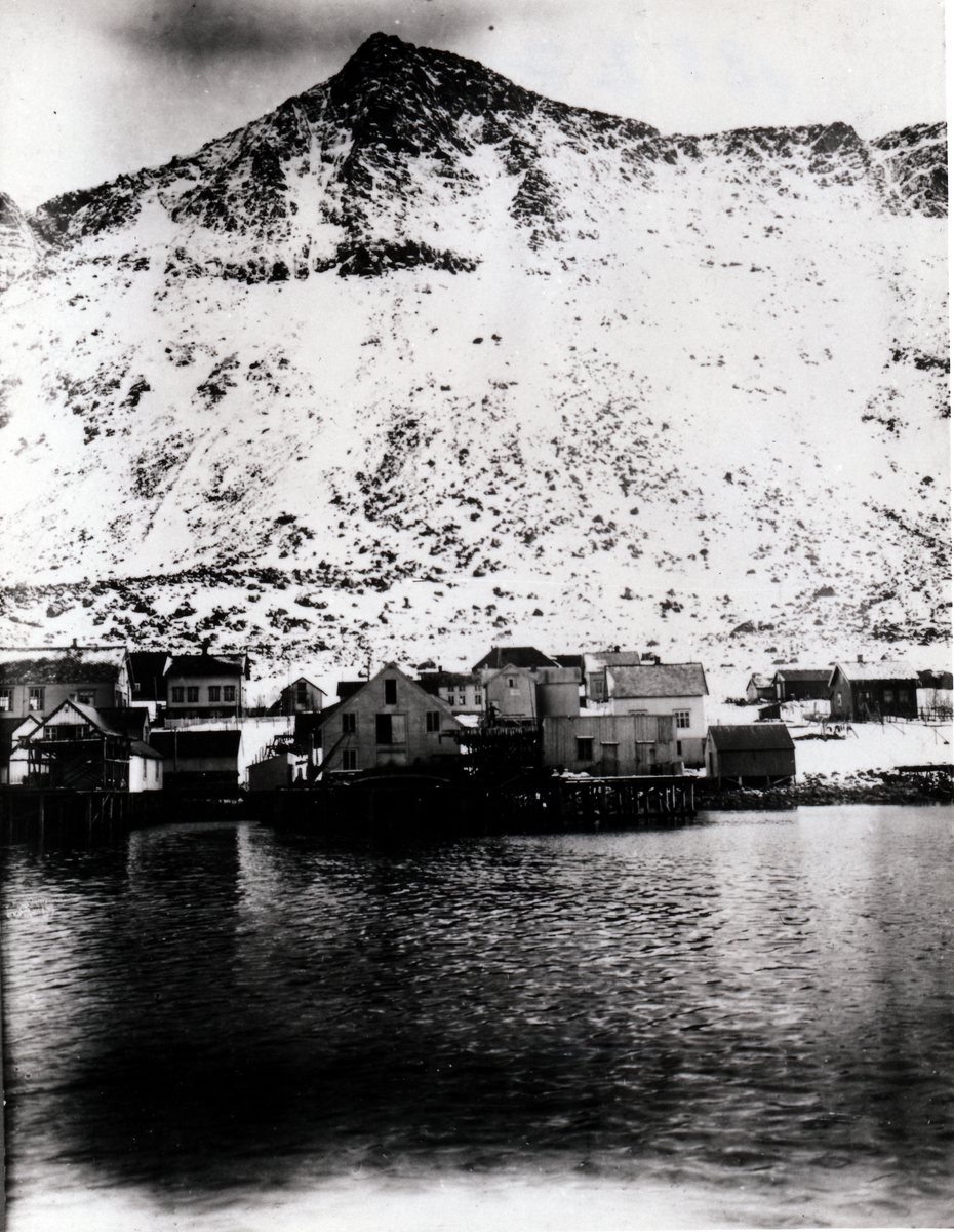 Fra gamle Gryllefjord før strømmen kom. Torsken kommune 1935
