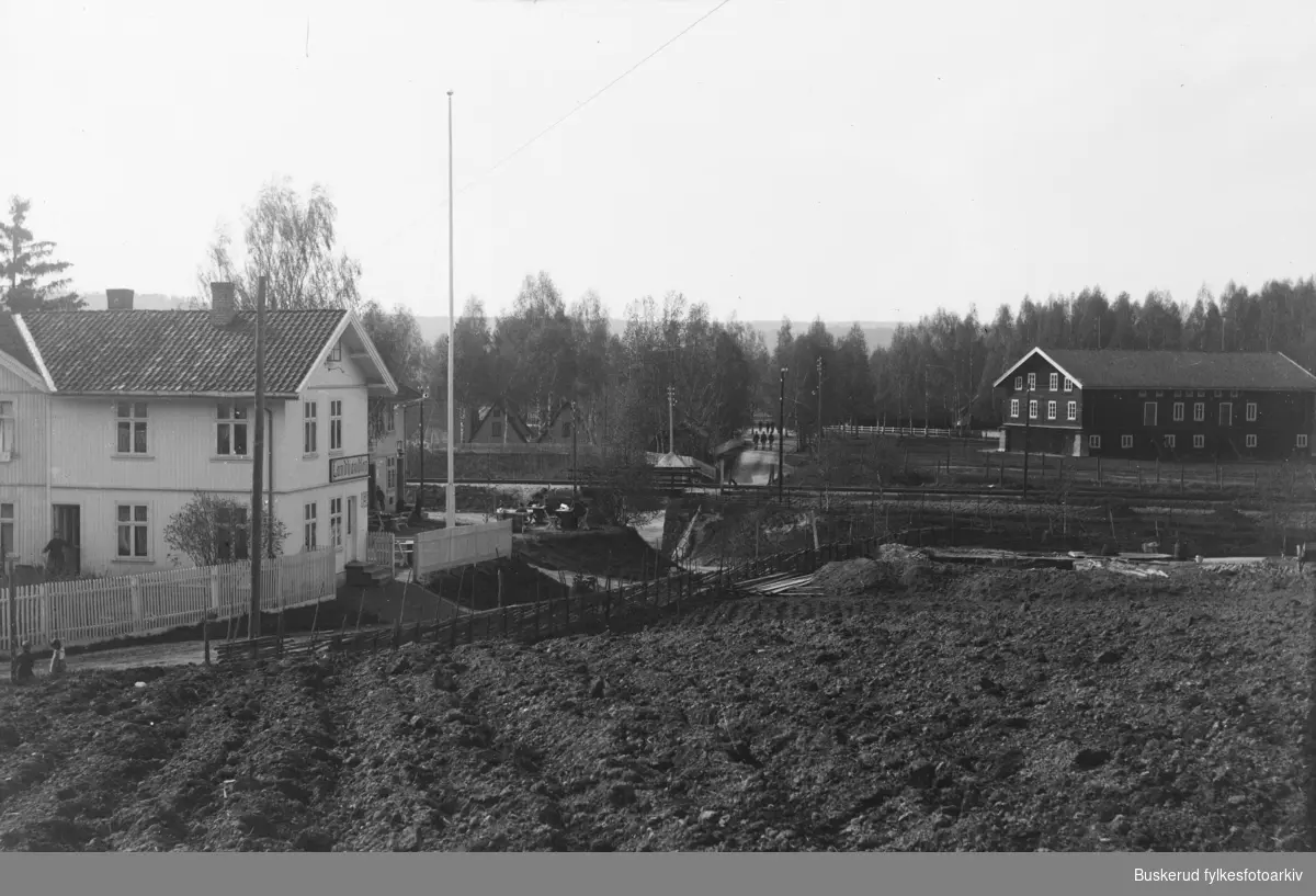 Hval stasjon. Hval stasjon er en jernbanestasjon på Roa–Hønefosslinjen ved Hval i Ringerike. Stasjonen ble åpnet 1909 da Bergensbanen ble forlenget fra Hønefoss til Roa.Stasjonen ligger rett ovenfor Hvalsmoen militærleir