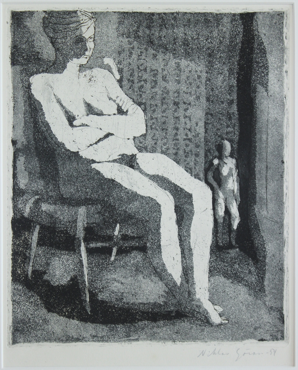 Etsning i stående format föreställande naken kvinna sittande på en stol med armarna i kors.