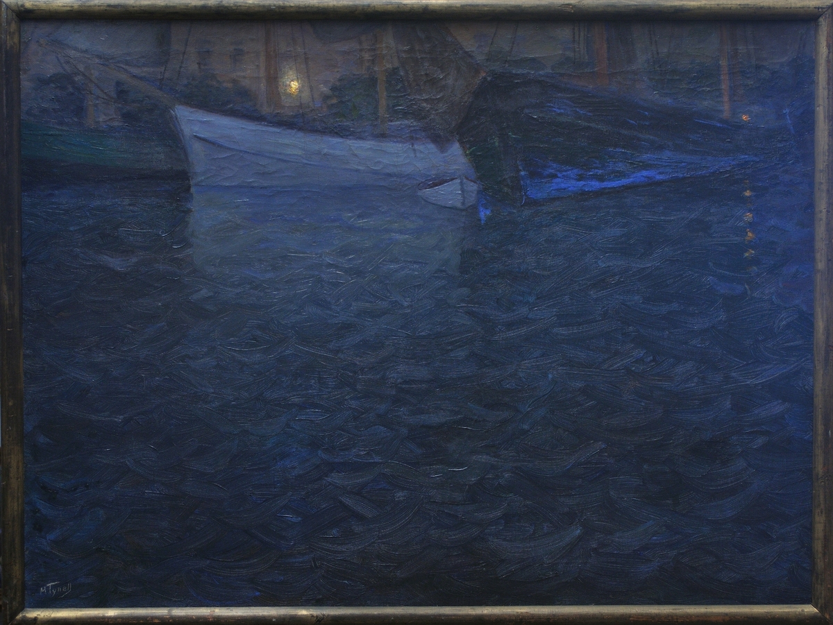 Motivet från en kaj med skroven av segelskutor i bakgrunden. I förgrunden vatten i mörkblå färger, pålagda med breda penseldrag.