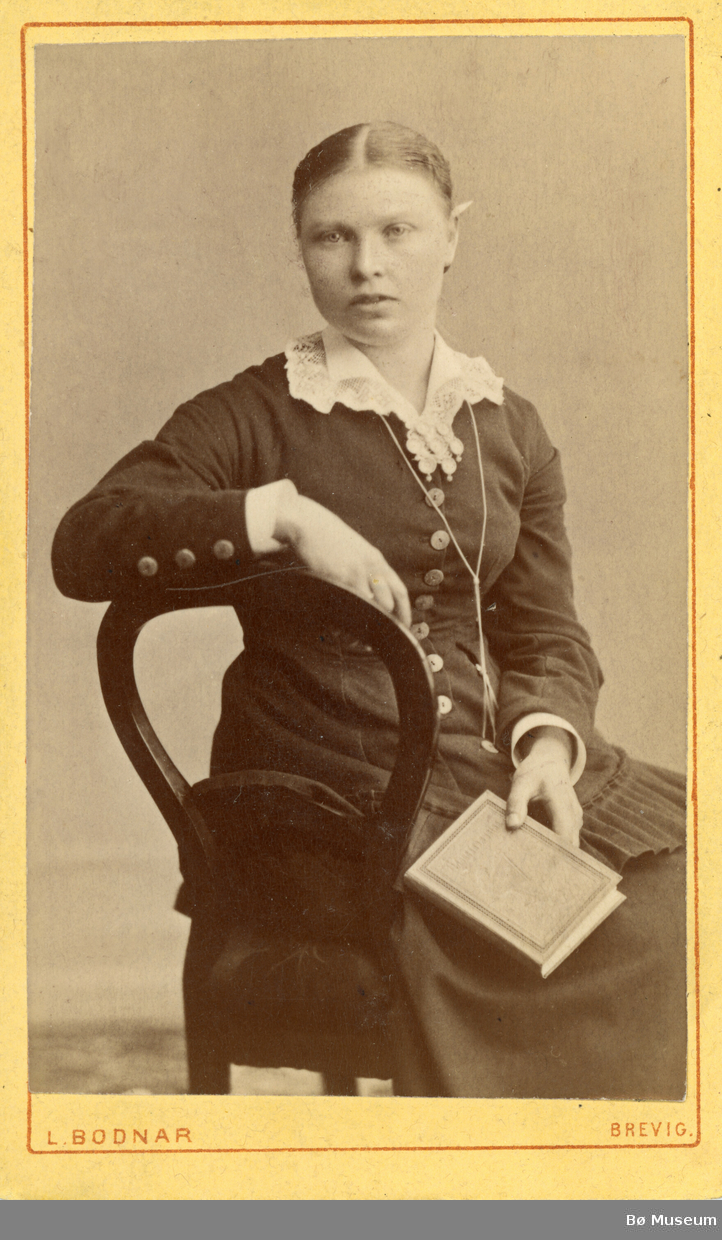 Portrettfoto av ung kvinne