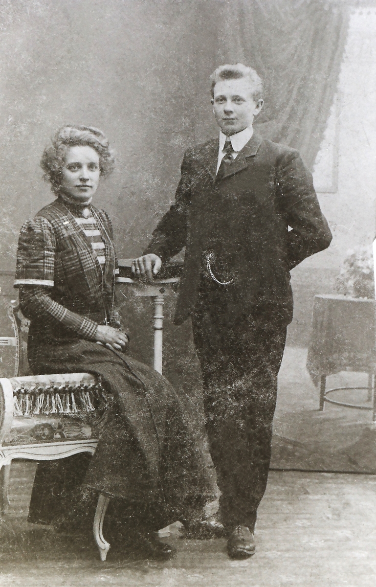 Brudepar, Jørgine Marie Johansen f. 1891 og Laurits Johansen, Skredder f. 1890. Fra Sandsvær.