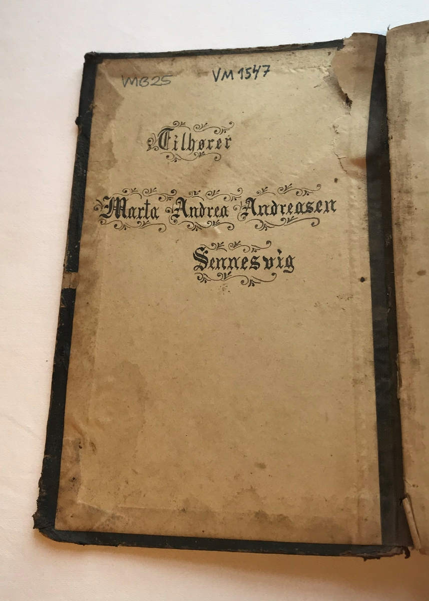 Bok fra 1887. Utgitt av J. Traasdahl og trykket ved R. Olsens Boktrykkeri , Bergen. Boken har 478 sider med tekst skrevet i gotiske bokstaver, inkludert et bilde på første side. 