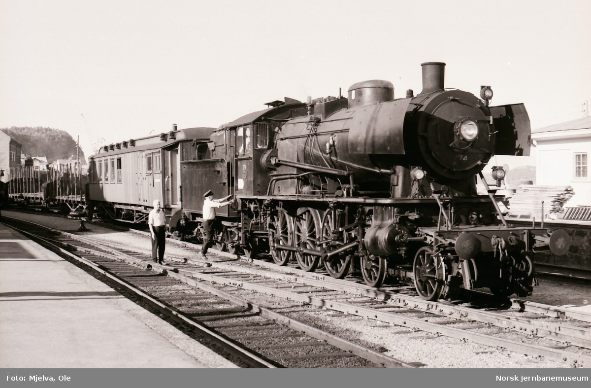 Damplokomotiv type 30a nr. 274 med blandet tog fra Neslandsvatn på Kragerø stasjon