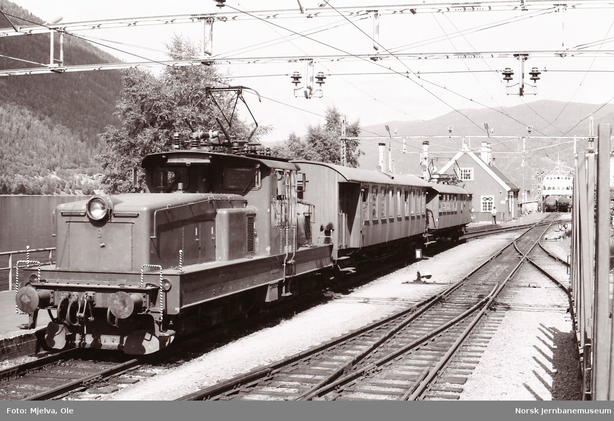 Rjukanbanens elektriske lokomotiv nr. 9 med persontog til Rjukan på Mæl stasjon