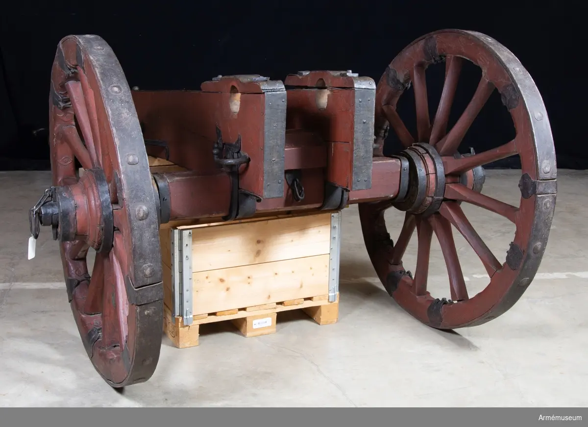 Grupp F I.
Lavett till 18-pundigt stycke. 1724.
Lavetten är tillverkad i enlighet med Cronstedts artillerisystem. Enligt uppgifter ur kapten F A Spaks katalog över Artillerimuseum år 1888.