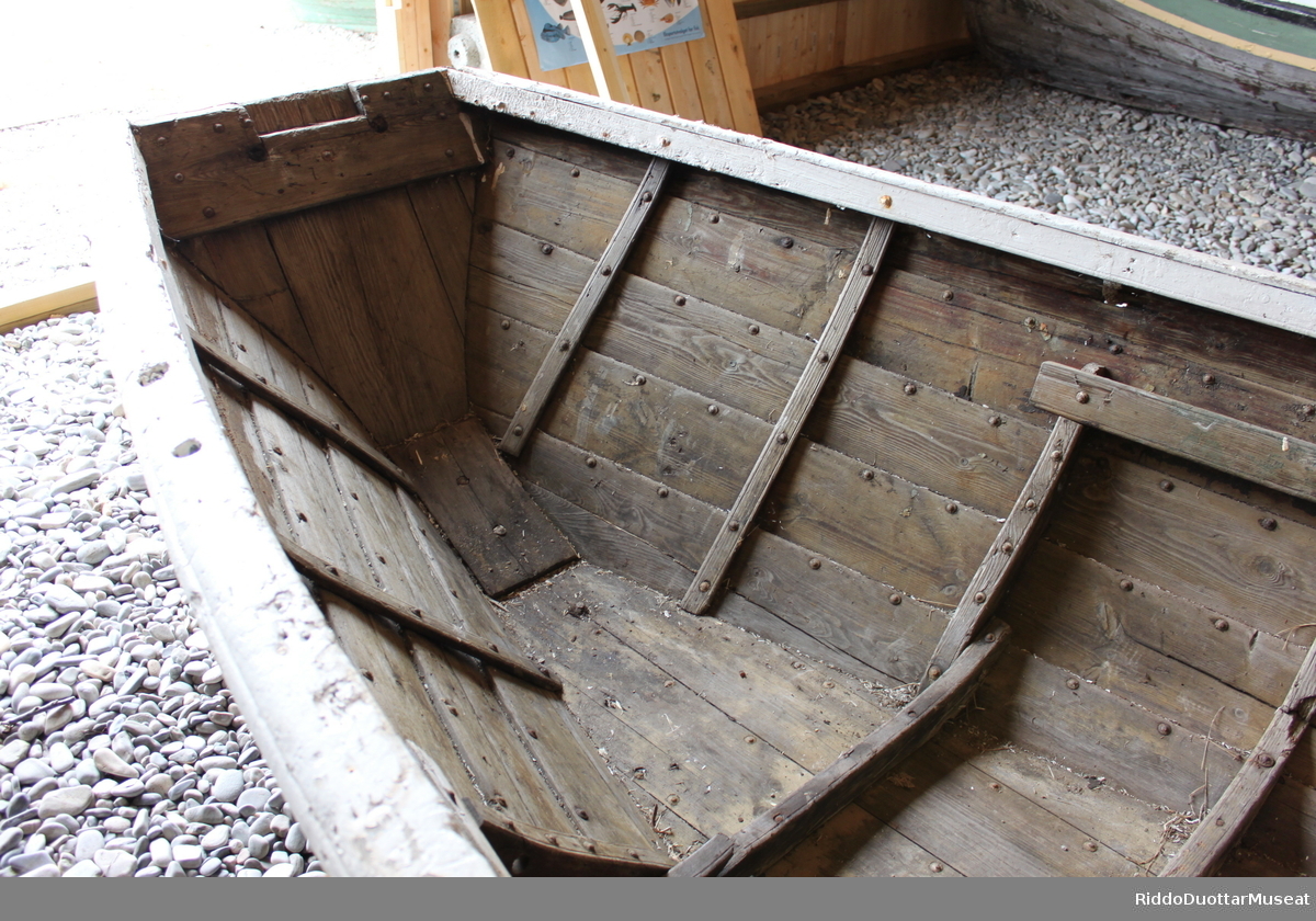 Dory er en flatbunnet åpen båt uten kjølkonstruksjon. Den flate bunnen gjør at båten sklir lettere over not og tauverk. Bunn og sider er bygget av langsgående bord. To tofter fremme, festet til ripa med tofteknekter. Botnbanda er knekt i den flate bunnen midtskips.
Akterspeilet (hekken) består av kraftige loddrette trematerialer. Stevntoppen er avrundet i flukt med ripa og har lyrodder (forsterkning) på innsiden. Rekka er kraftig med bred fenderlist og vaterbord. Det er hull til tollepinner i ripa, fram- og akterut .
To hull på begge sider av bauen, et stykke nedenfor ripebordet, er til slepetau som slik kan trees inn bak forstevnen. 
