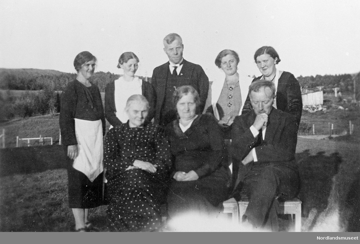 Familiemedlemmer til familien Ole Vatten. En av dem er moren til Helga Vatten. Gruppen består av 8 personer, kvinner og menn. Bildet er tatt utendørs.