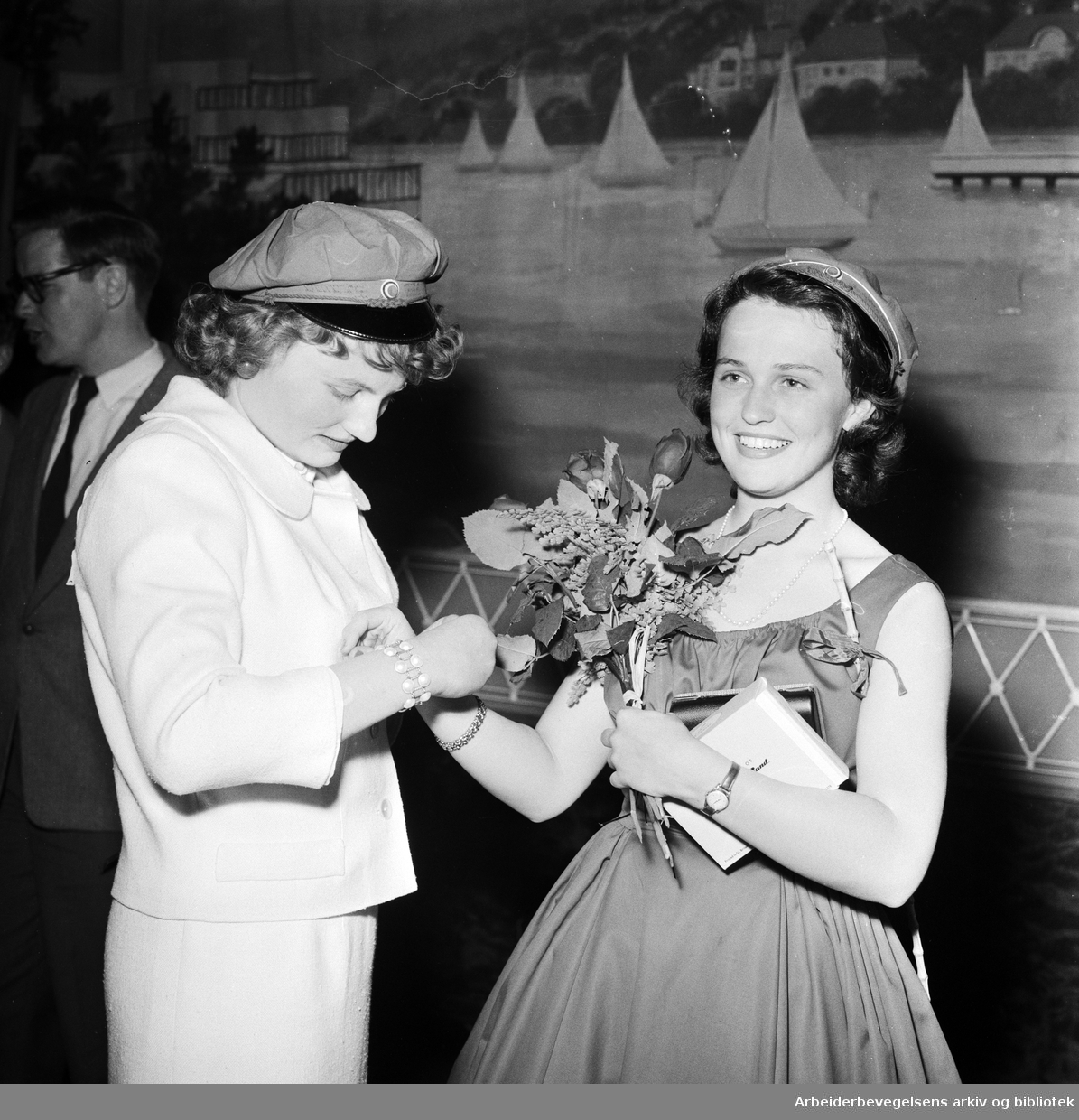 Årets russeprinsesse Nina Svendsen kåret på restaurant Regnbuen, 21. Mai 1958. Med Toppen Bech (eg. Ellen Åse Fagernæs).