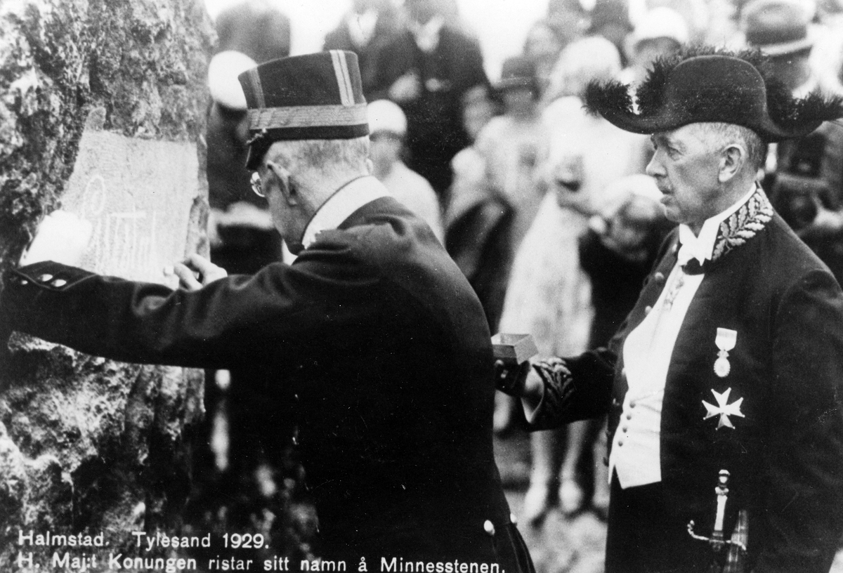 Söndrums sn, Tylösand.
Kung Gustav V ristar in sitt namn i minnesstenen i Tylösand år 1929.