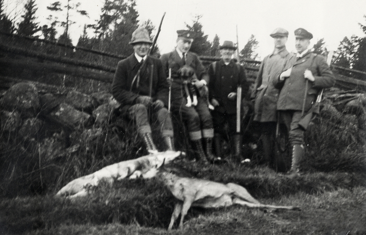 Ett jaktlag har samlats för gruppfoto efter rådjursjakten, ca. 1925.