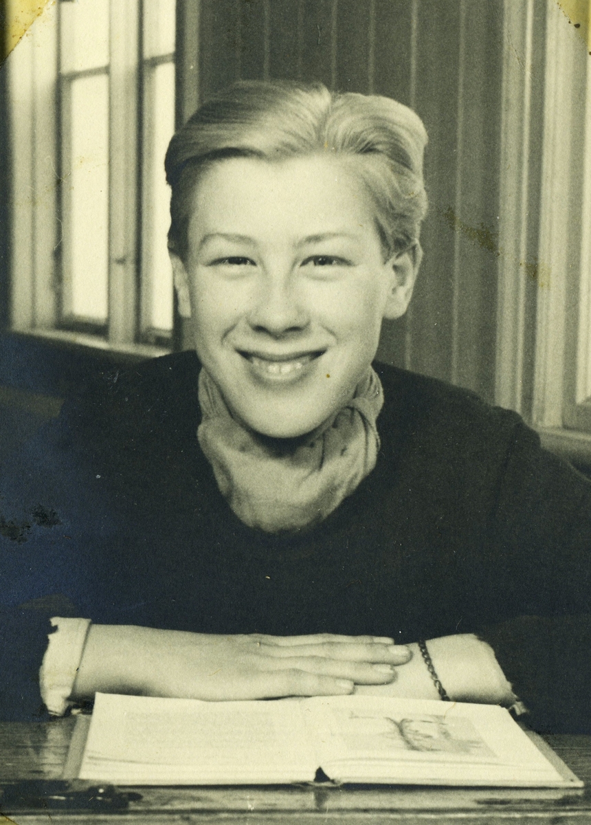 Skolporträtt av Göte Eriksson (född 1933), 1940-tal. Son till Axel (1902 - 1977) och Stina Eriksson (1906 - 1967), Bergås, Färåsvägen i Hallen.