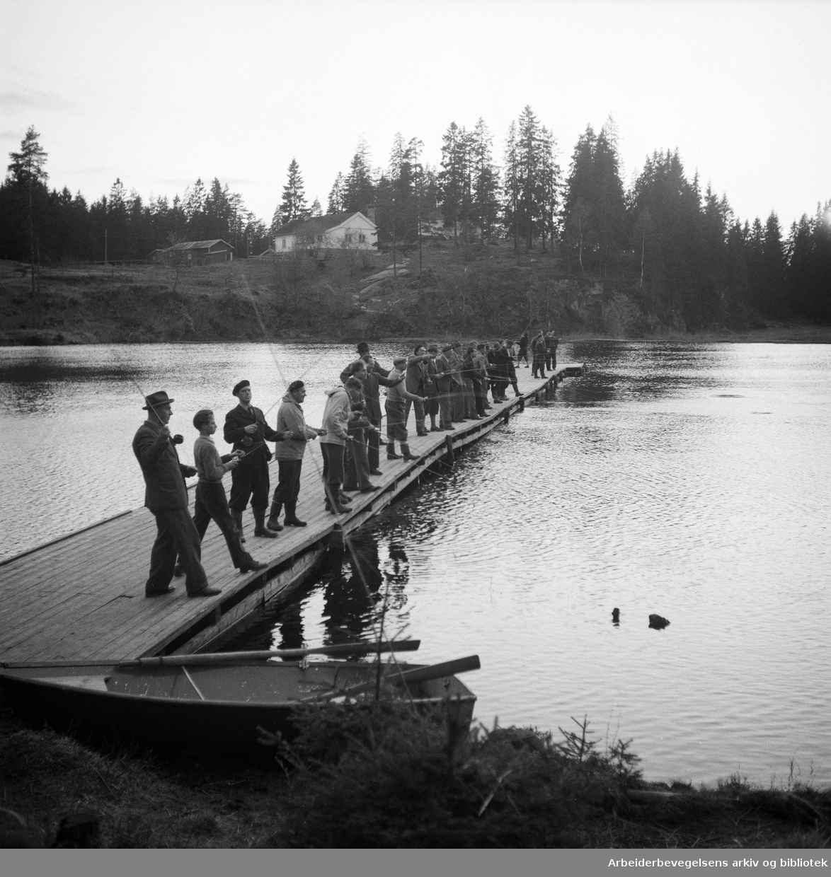 Arbeidernes Jeger- og Fiskerforening trener stangfiske ved Trollvannet i Lillomarka. Juni 1950.