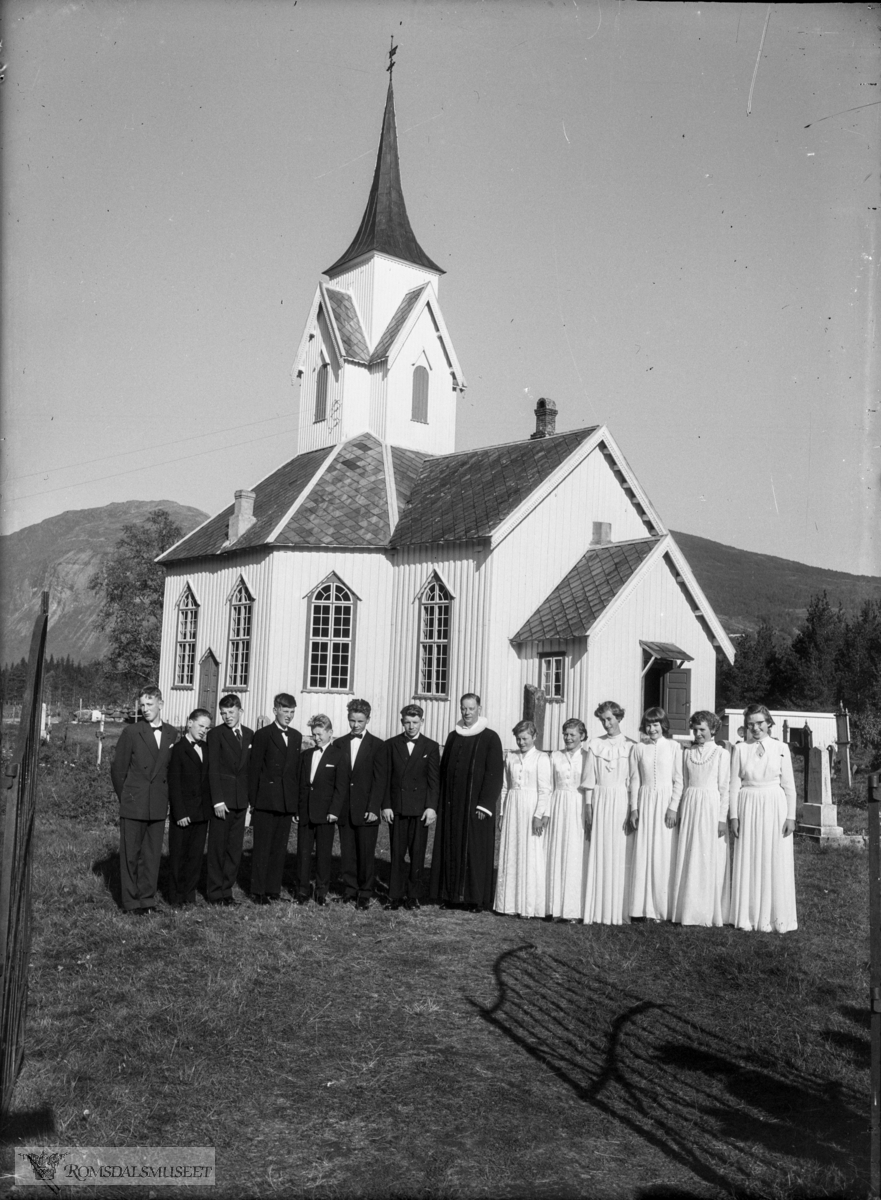 "Sira kirke med konfirmanter og prest Åkesson". Konfirmantar Sira kyrkje, Eresfjord. Konfirmantane 1956 er fødd 1940, -41,-42.