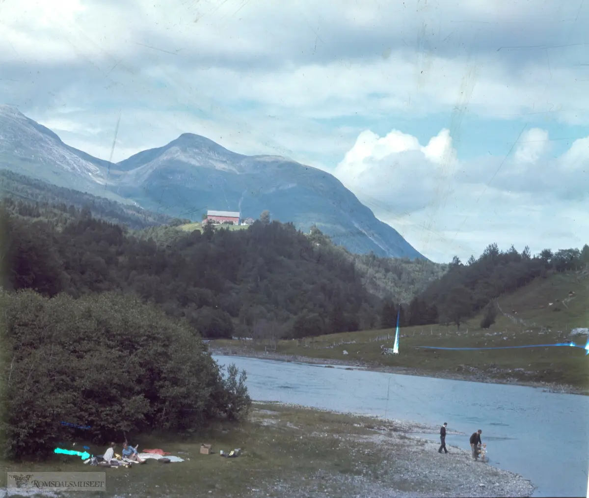 Frå Osen i Eikesdalsvatnet og Eira i Eresfjorden med Horne (Hånde) i bakgrunnen. Løa tilhører bnr. 1. Bilde er tatt frå Horne-sida. Andre sida av elva kallast «Atti bakkå» og er beitemark for Øveråsgardane. Det kom bru over Eira i Osen 1959-60.