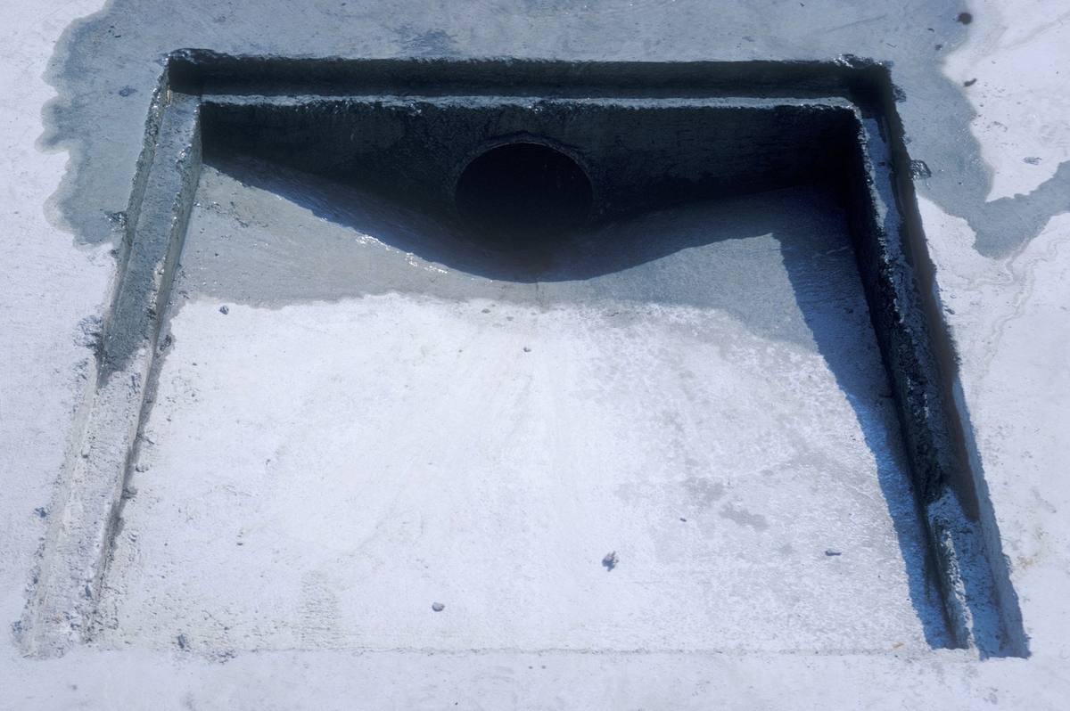 Detalj av bunnen av en betongkum. Akvaforsks forsøksanlegg på Sunndalsøra.
