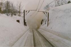 Snørydding ved Fjellberg tunnel ved Haugastøl. En enorm snøs