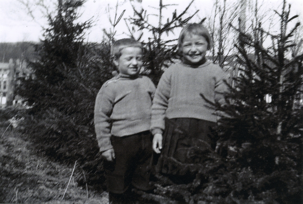 Marie og Jon i hagen på Løvnesset, ca. 1940-41