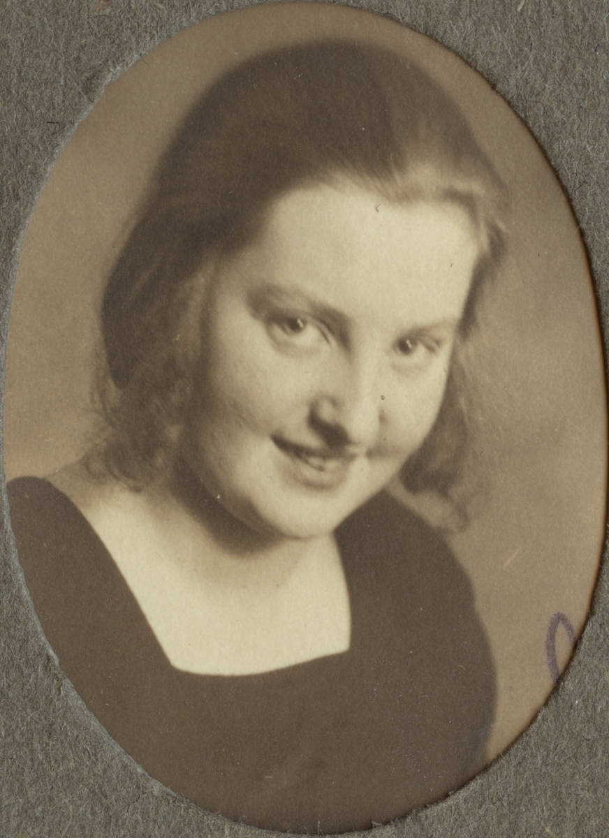 Greta Hydén (Gry). Ur album Kurskamrater som delade ljuvt och lett, på Telegrafkursen i Stockholm 1920.