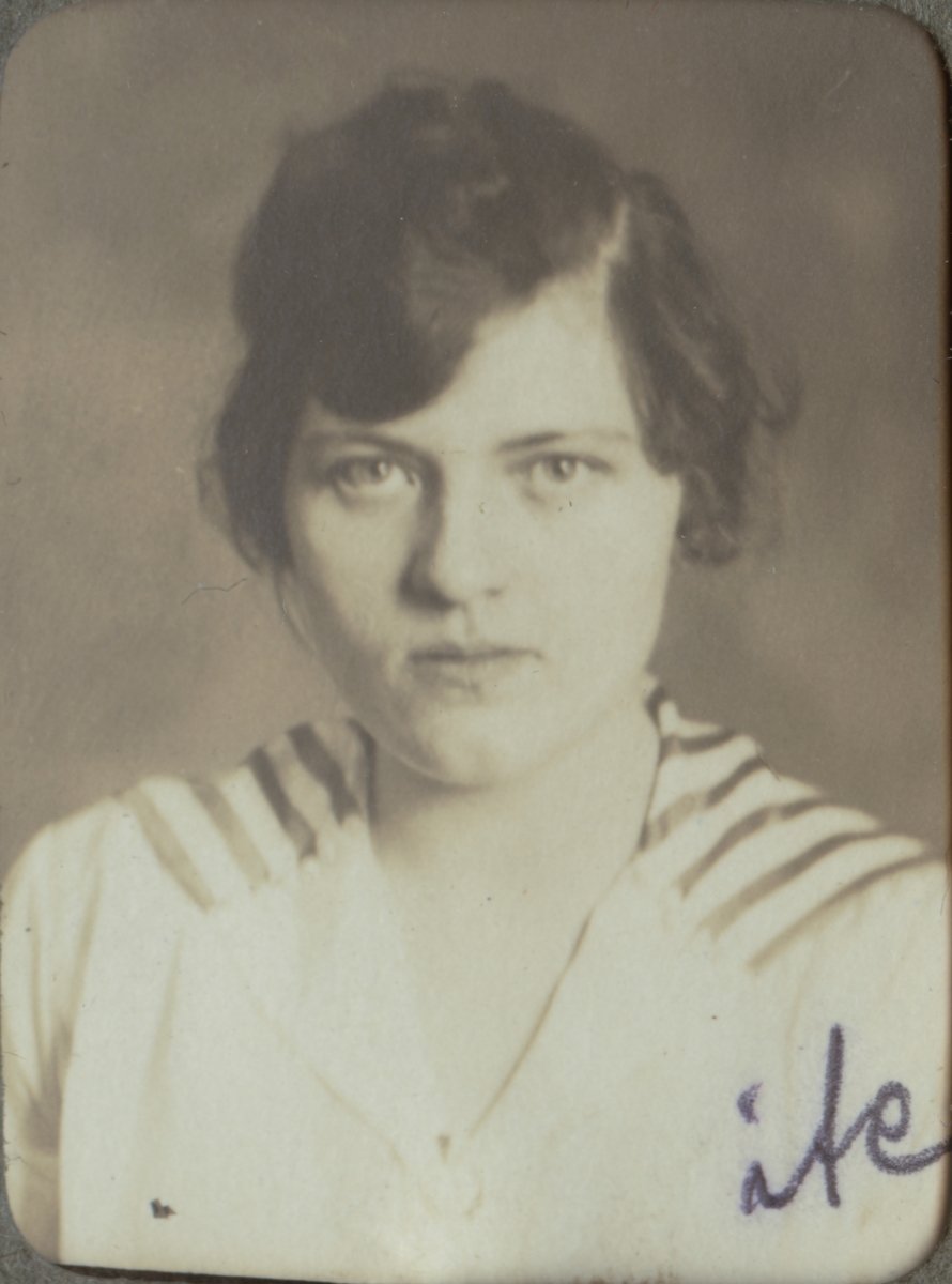 Edith Nilsson (Ite). Ur album Kurskamrater som delade ljuvt och lett, på Telegrafkursen i Stockholm 1920.