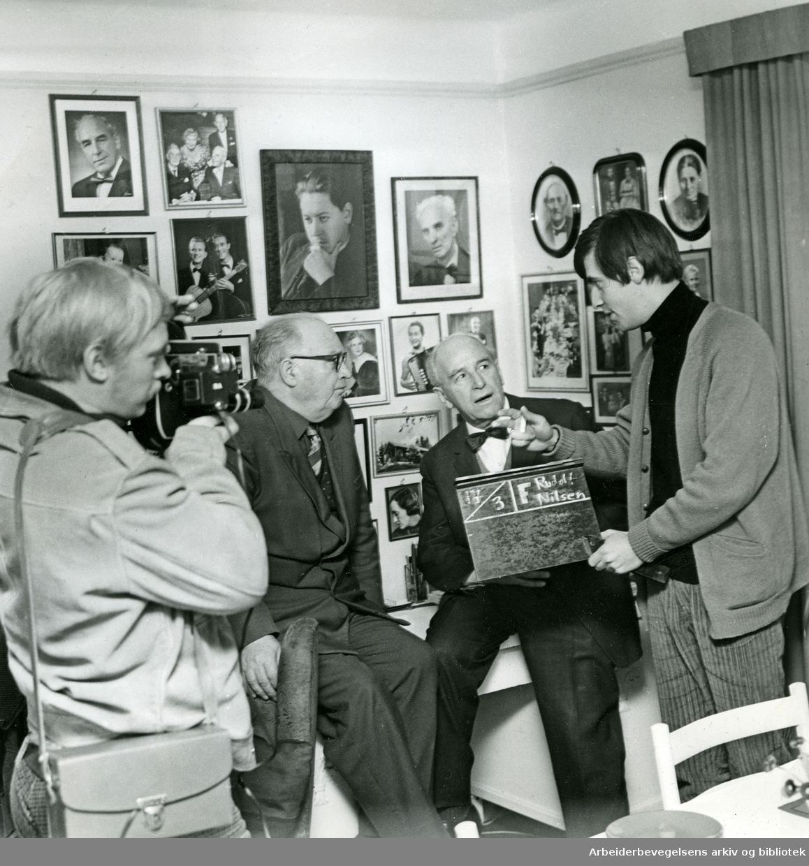 Innspilling av en svensk film om Rudolf Nilsen. Opptaket skjer hjemme hos Arne Paasche Aasen. Fra v.: fotograf Bjørn Arahb, Aksel Zachariassen, Arne Paasche Aasen og manusforfatter Christer Hulthén, 18 mars 1967.