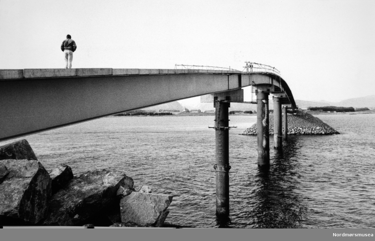 Dampleia bru. Bildet er fra avisa Tidens Krav sitt arkiv i tidsrommet 1970-1994. Nå i Nordmøre museums fotosamling.