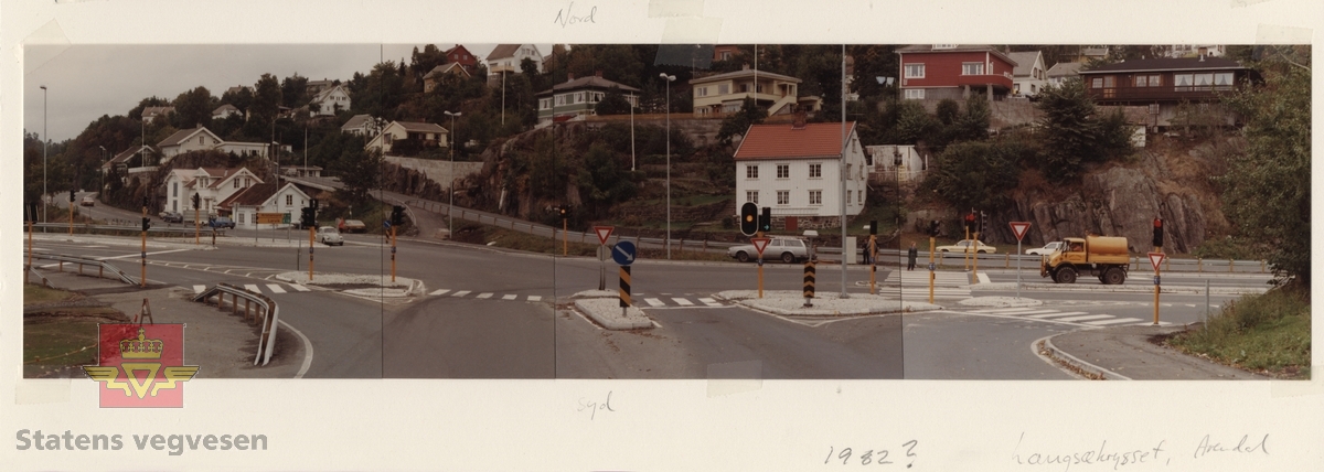 Langsækrysset  Arendal 1982.  Bilde tatt fra syd - mot nord og boligene.