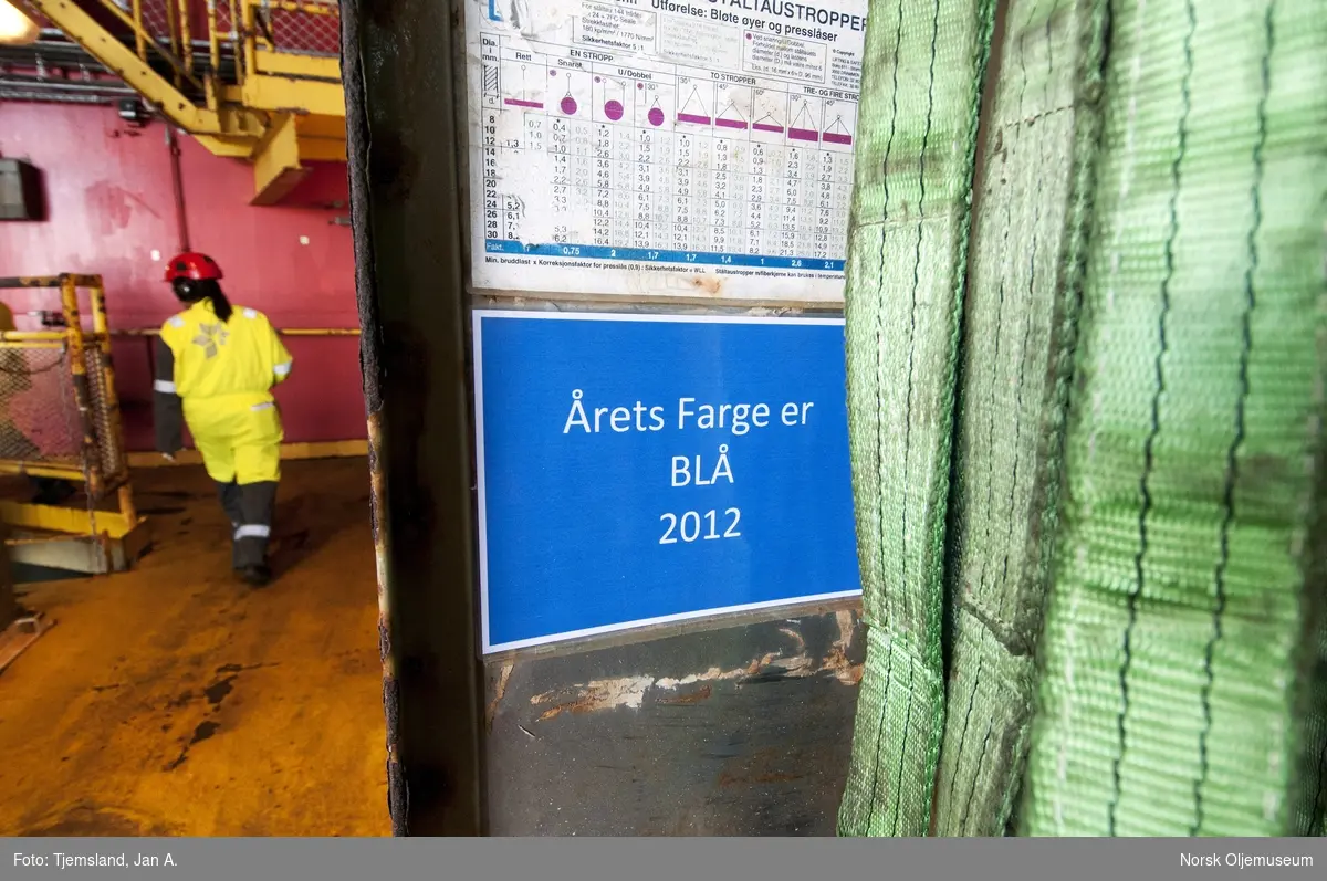 Lastestropper på Statfjord A.
Årets farge for godkjente stropper var blå i 2012.