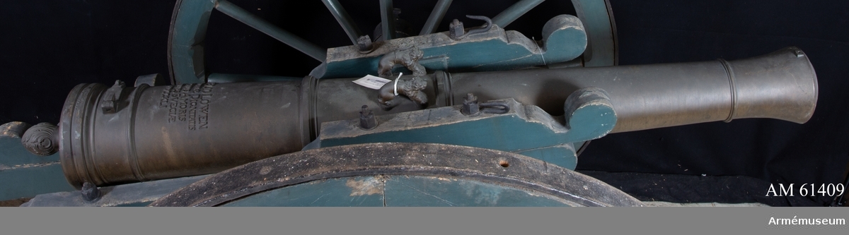 Kanonen är ett enkelt eldrör av metall. Druvan är spets-kulformig, täckt av akantusblad.  
Bottenstycket. På kammarsiraterna inskriptionen (instämplat): G. MEYER FECIT (G. Meyer gjorde mig). 
Fängpannan. 4-kantig med uppstående kanter, mellan kammarsiraterna och kammarbandet. Fängpannelock finns. Strax bakom kammarbandet inskriptionen (plattrelief):AXELIO LÖWEN - SENATORIAE DIGNITATIS - PIGNUS AMORIS - ORDINES SVECIAE - MDCCXLI (Översättning enligt Spak: Åt riksrådet Axel Löwen så som ett tillgivenhetsbevis från svenska riksstånden, 1741.) Därunder är instämplat No 2.  
Tappstycket. I stället för delfiner har kanonen lejonformiga handtag. Tappskivans form samt tappens placering på denna, se bilagans ritning. (Vänstra tappen sedd från vänster.) 
Långa fältet. Trumfen är trumpetförstärkt, med kornklack och gängat hål för korn.

Bottenstyckets max diameter 23,5 cm  Bottenstyckets min diameter 21 cm Kammarsiraternas bredd 8 cm Kammarsiraternas bandsläge 16 cm Kammarsiraternas bandsbredd 2 cm Tappstyckets max diameter 21 cm Tappstyckets min diameter ca 19,5 cm B. frisläge 57,5 cm B. frisbredd 4 cm Delfinens läge 76 cm Delfinens längd 12,5 cm Delfinens höjd 7,5 cm Tappskons läge 79 cm Tappläge I82,5-83 cm Tapplängd 7 cm Tappdiameter 7,5 cm Tappkr. diameter 9,5 cm 
Långa fältets max diameter 19-19,5 cm Långa fältets min diameter 15,5 cm Fr. frisläge 90,5 cm Fr. frisbredd 4 cm Halsbandsläge 163,5 cm Halsbandsbredd 1,5 cm Trumfens max diameter 20,5 cm.