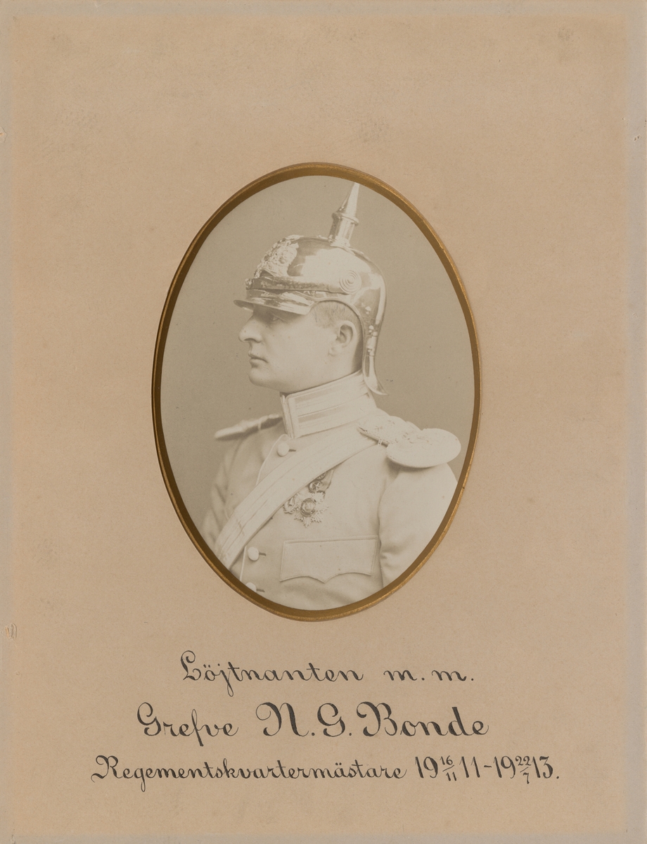 Porträtt av Nils Gustaf Bonde, löjtnant vid Livgardet till häst K 1.

Se även bild AMA.0000982.