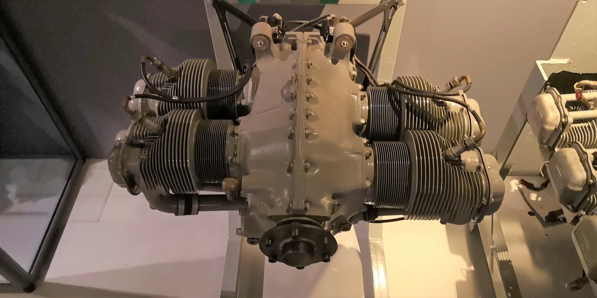 Boxer/Stempelmotor på 90 hk. 4 sylindre, 3,28 liter, 2475 rpm.
