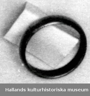Ring av mässing med inskription inne i ringen: "ÄKTA GIKTRING EK".Diameter: 2 cm.