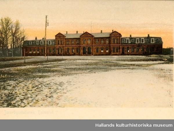 Järnvägsstationen i Halmstad uppfördes till stadens första järnvägsförbindelse, invigd 1877. Målet var att anlägga en bana till Jönköping, för att där anknyta till Södra stambanan (Stockholm-Malmö); därav namnet Halmstad-Jönköpings järnvägsaktiebolag. Första etappen nådde till Värnamo och 1882 låg rälsen klar till Nässjö och det kom även att bli banans slutpunkt.
När Mellersta Hallands järnväg anlades uppfördes stationen Halmstad Norra vid Tivoliparken, som låg närmare stadskärnan. Men den gamla stationen utgjorde ändstation även för den linjen.