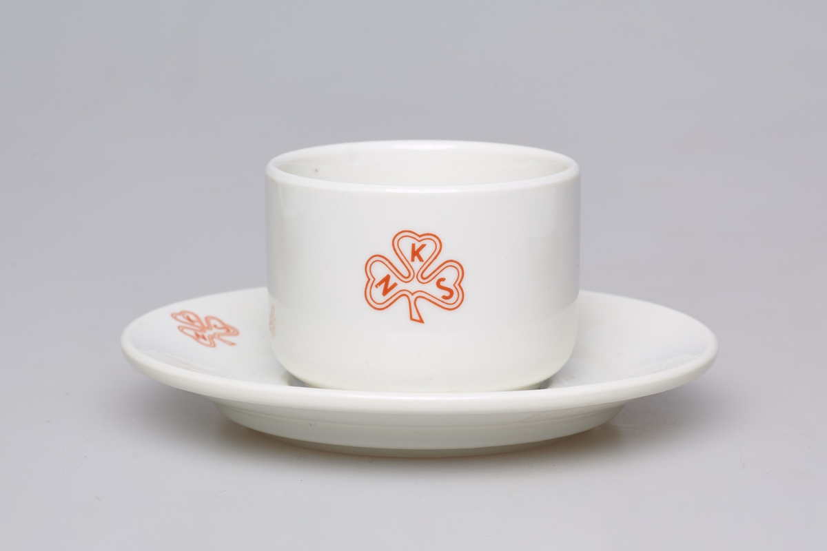 Kaffekopp med skål. Både kopp og skål har logoen til Norske kvinners sanitetsforening. Med tilhørende asjett, TM-16057. 