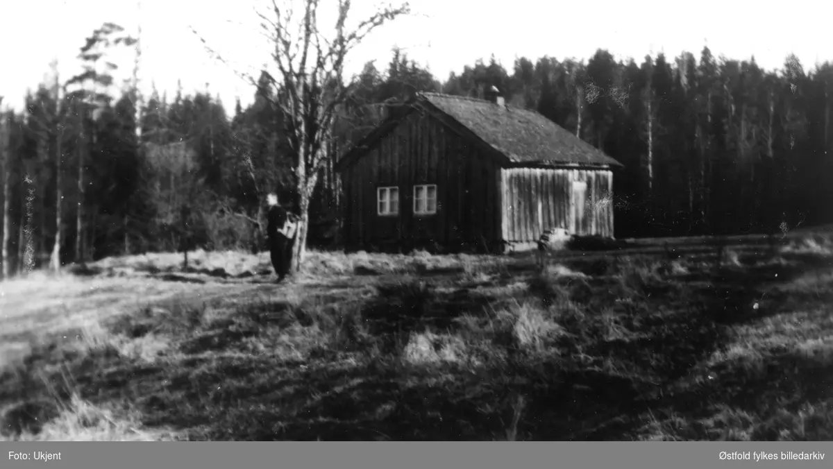 Are Mørkeseth utenfor Harehytta i påska 1935. På tur. Harehytta var husmannsplass under gården Askersby. Dette var den siste husmannsplassen i Varteig som var i drift.