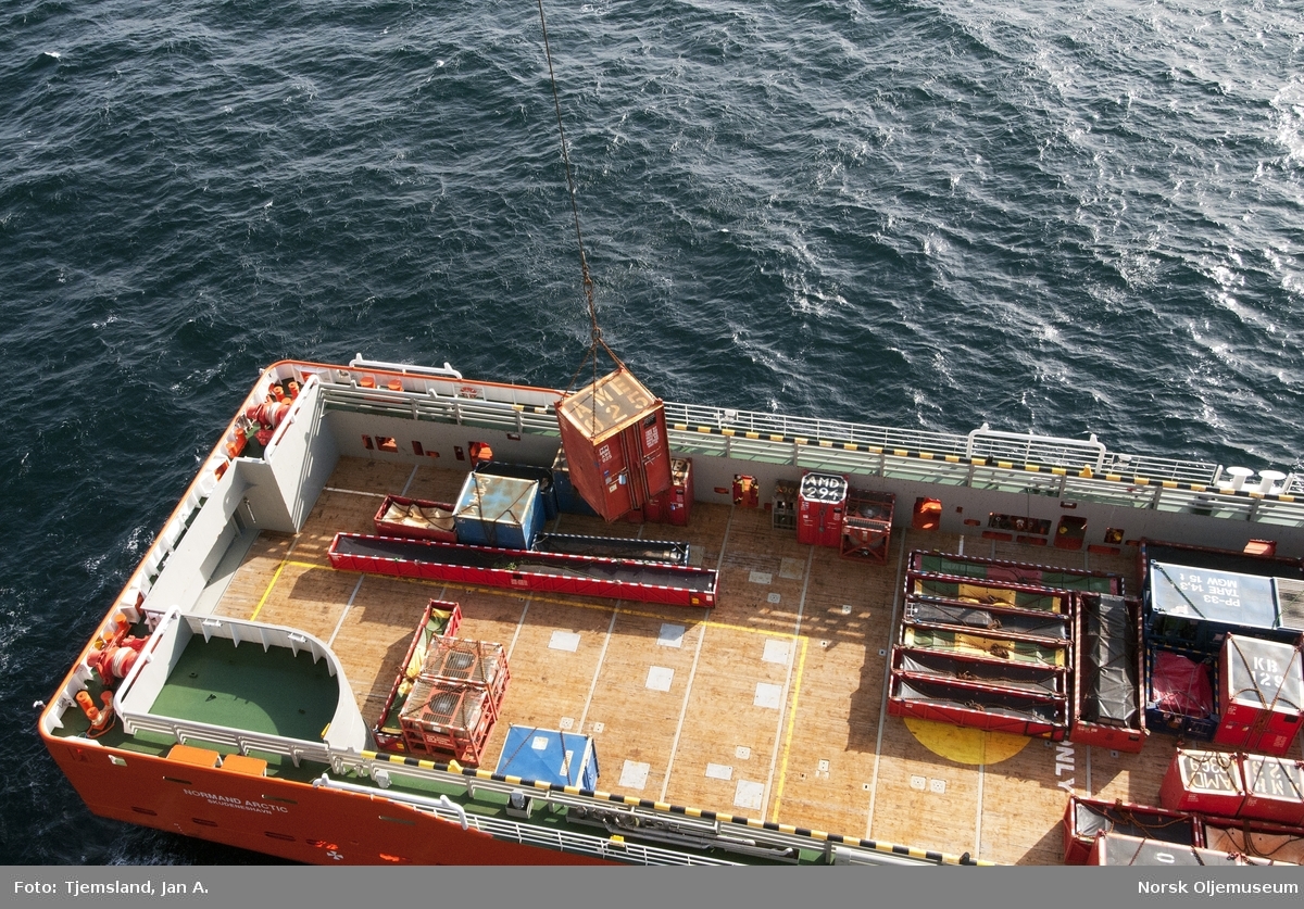 Forsyningsfartøyet Normand Arctic ligger ved Stafjord A for lasting og lossing.