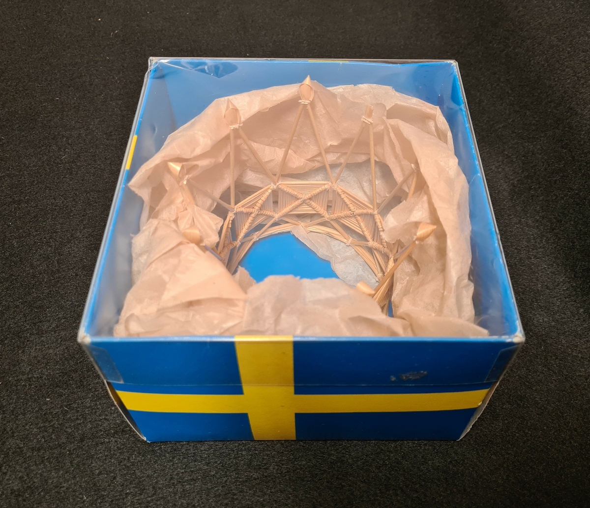 Brudkronan i halm som har 9 spiror och 9 plattor.

Tillverkad i augusti 1983 av Irma Bryntesson.
Kronan ligger i en förpackning med svenska flaggan som tryck.

Ingår i halmdokumentationen 1983.