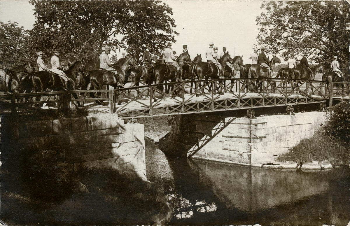 Soldater till häst rider över bron.