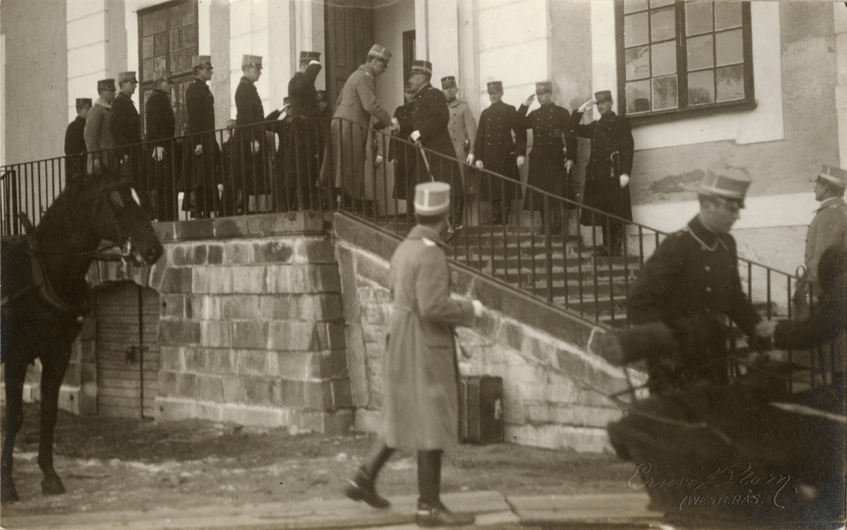 Soldater i trappan till Strömsholms slott.