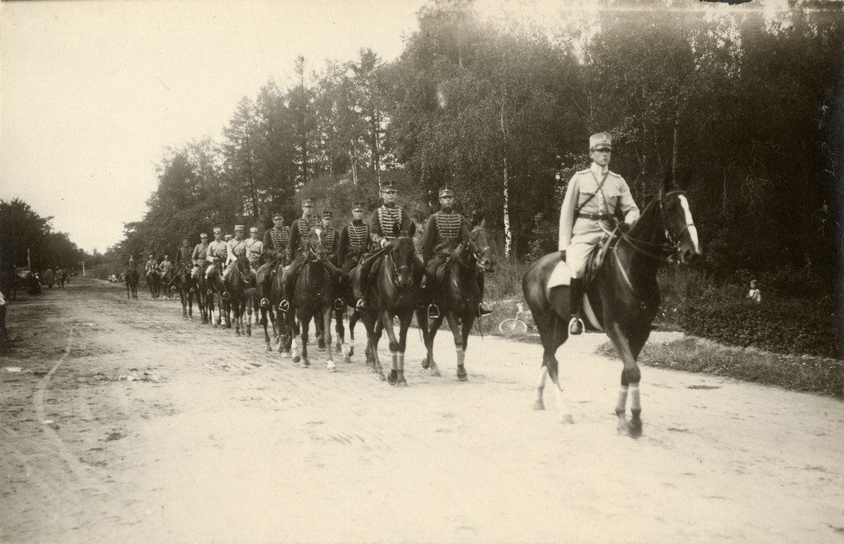Soldater till häst rider längs vägen.