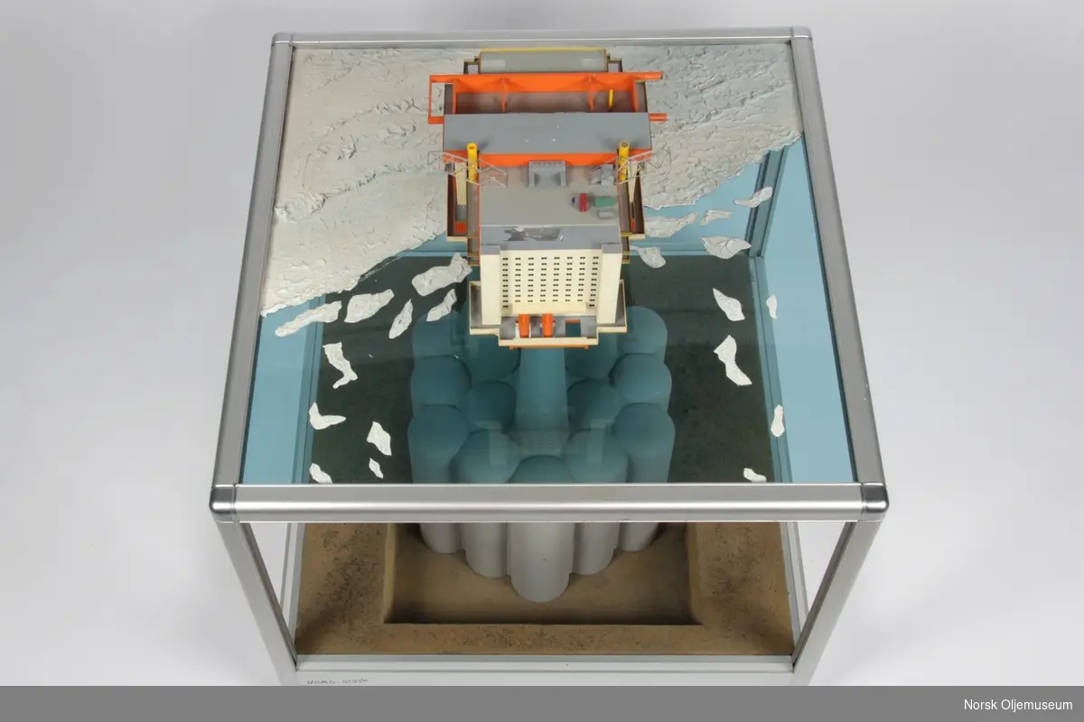 Modell av en Condeep oljeplattform i arktisk miljø. Modellen er en konseptmodell.