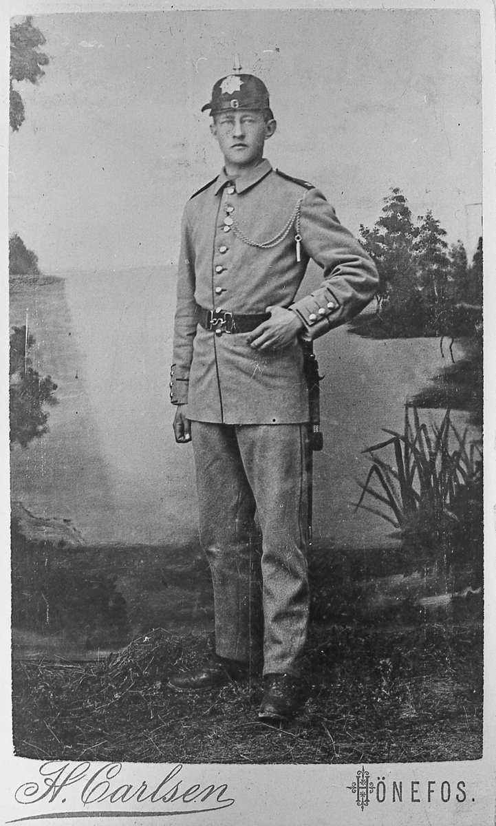 Steinar N. Kvisle i uniform. Omkring 1900.