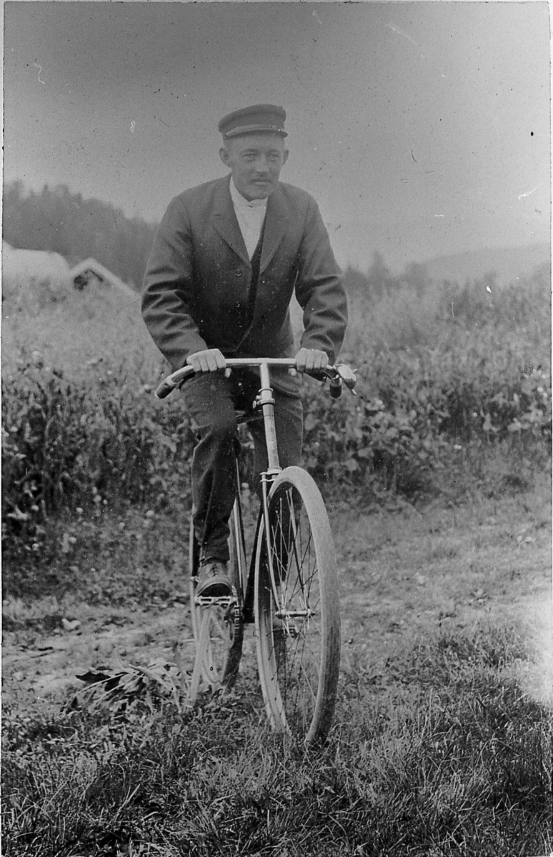 Steinar Kvisle på sykkel. Før 1900.