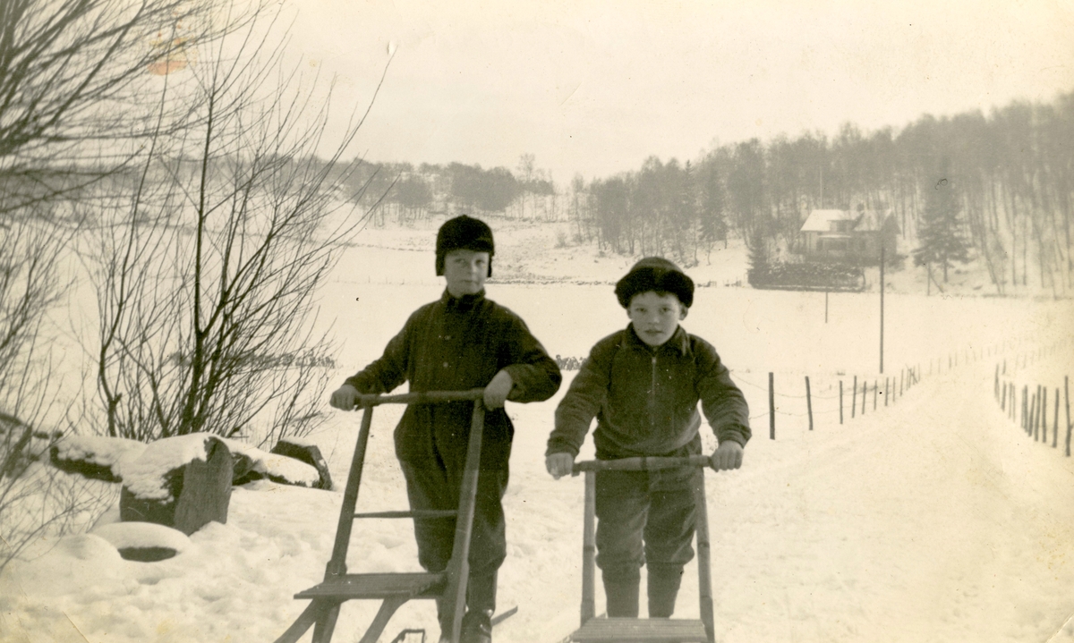 Karl Evert Skansing (till vänster, född 1942) och en kompis står på var sin sparkstötting i ett snötäckt Kållered, cirka 1945. I bakgrunden ses Ekansås och till höger Villa Björkåsen som låg ungefär där OK Q8 ligger idag.